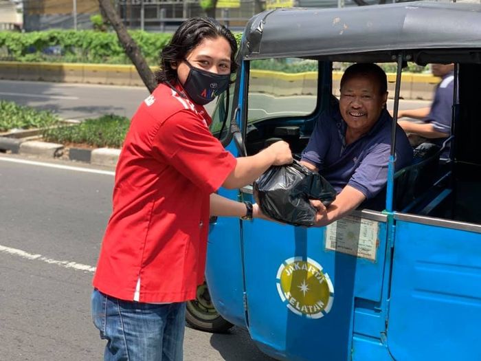 Pembagian sembako ke sopir bajaj