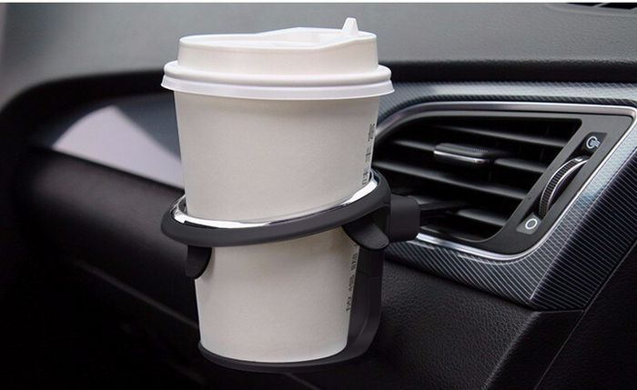 Ilustrasi cup holder yang terpasang pada kisi-kisi AC mobil