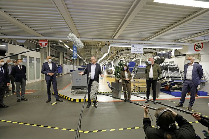 Petinggi Volkswagen saat konfrensi pers pembukaan kembali pabriknya di Jerman