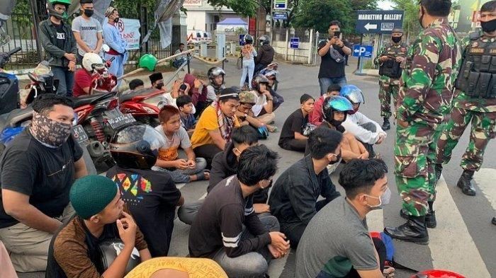 Remaja pelanggar PSBB Makassar ditangkap petugas TNI dan Polri di sekitar Jl Metro Tanjung Bunga, Makassar, Sulsel, Senin (27/4/2020).