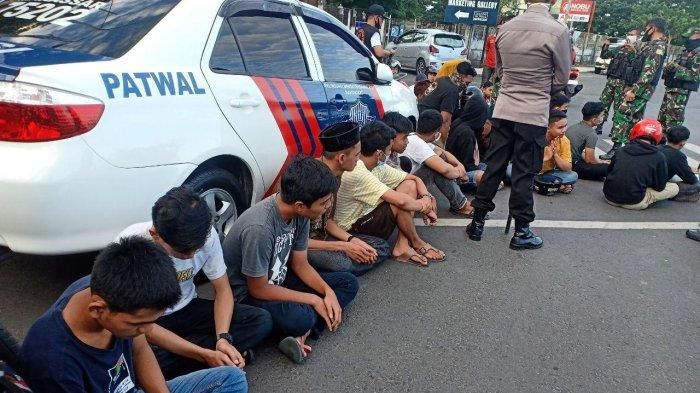 Puluhan pelaku balapan liar di Jl Metro Tanjung Bunga, Makassar diamankan oleh personel gabungan TNI dan Polri yang melakukan razia, Senin (27/4/2020) pagi. 