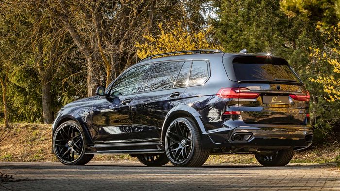 Tampilan belakang BMW X7 ubahan Lumma Design