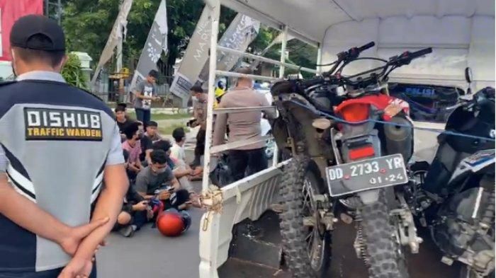 Remaja pelanggar PSBB Makassar ditangkap petugas TNI dan Polri di sekitar Jl Metro Tanjung Bunga, Makassar, Sulsel, Senin (27/4/2020). Sepeda motor mereka disita.