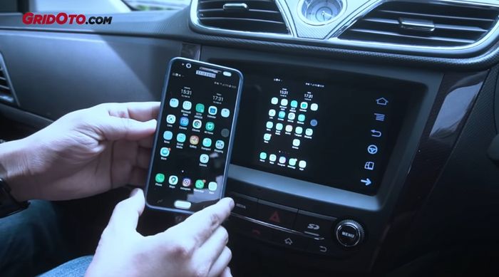 Layar smartphone langsung diproyeksikan ke head unit Wuling Confero S ACT