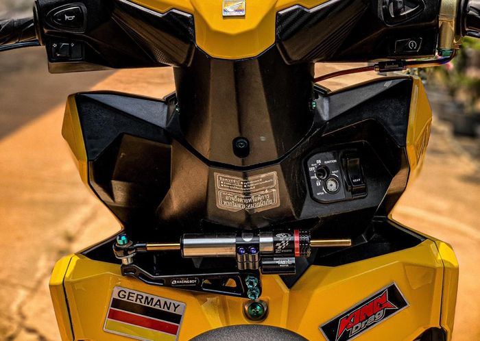 Dipasang steering damper biar stabil handlingnya