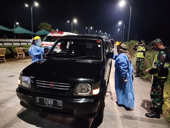 Tol Pandaan-Malang, Jatim mulai berlakukan pengendalian lalulintas. Kendaraan yang diidentifikasi mudik diperintahkan putar balik