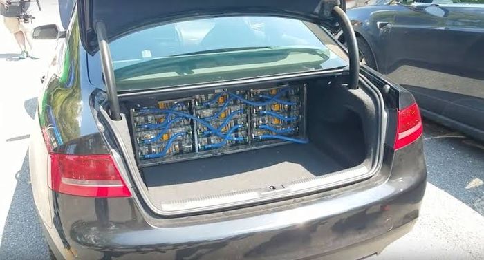 Instalasi part baterai listrik Tesla Model S di bagasi Audi S5