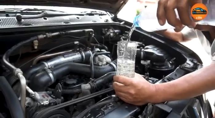 Mengecek kondisi gasket cylinder head Isuzu Panther bekas lewat radiator