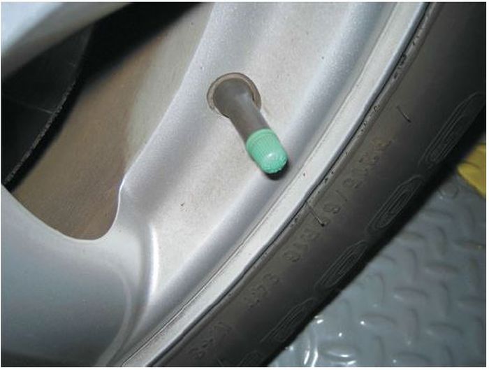 Ban yang diisi nitrogen biasanya ditandai dengan tutup pentil warna hijau