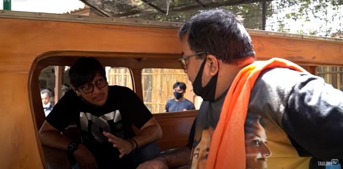 Andre Taulany saat mencoba masuk ke dalam kabin Oplet milik Rano Karno