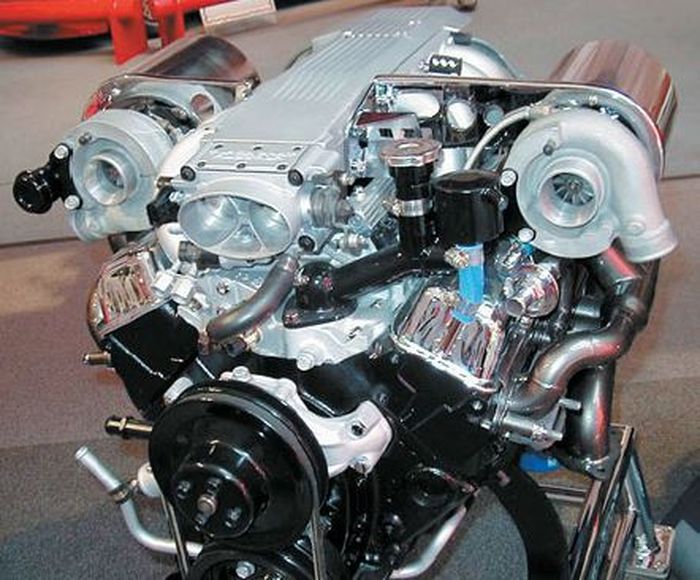 Mesin V8 dengan dual turbocharger