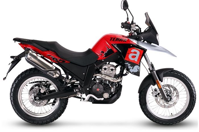 Aprilia Terra 150 standar dengan pelek 17 inci di bagian depan dan belakang.