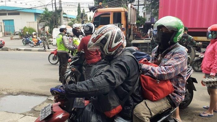 Agung (28) dan Samtirawan (29) kecewa berat lantaran diminta putar balik oleh petugas di lokasi Check Point Jalan Sultan Agung, Kecamatan Medan Satria, Kota Bekasi, Selasa (28/4/2020) siang. Ia nekat mudik karena sudah tak punya pekerjaan karena kena PHK.