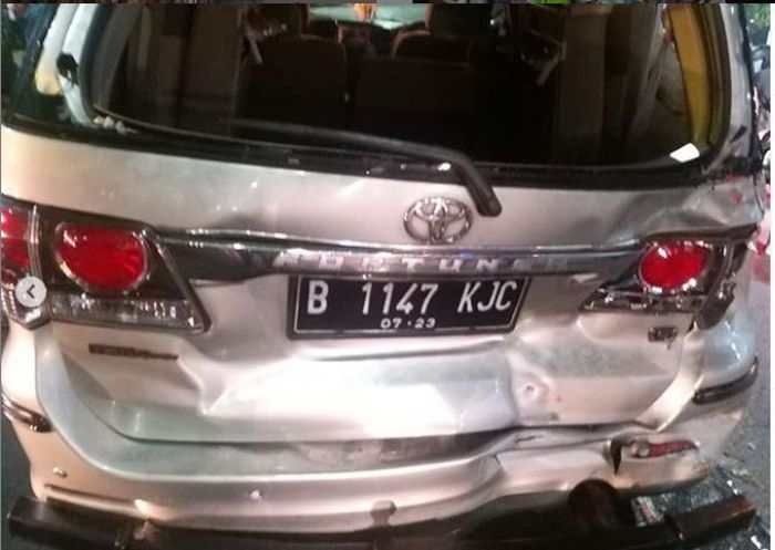 Pintu bagasi Toyota Fortuner ringsek diseruduk dump truk di Jl S. Parman, Tanjung Duren, Jakarta Barat