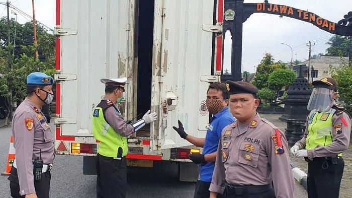 Polres Magelang melaksanakan penyekatan kendaraan di perbatasan Salam, Kabupaten Magelang.
