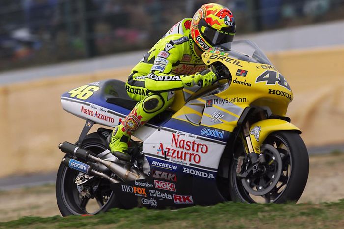 Valentino Rossi menjalani debut GP 500 bersama tim Nastro Azzuro Honda.