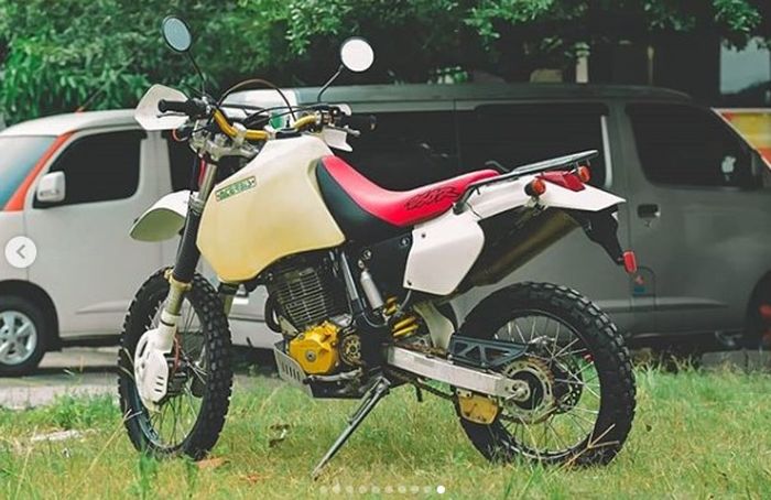 Sosok Honda XR 400R dari belakang