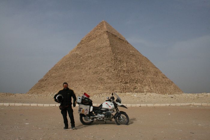 Jeffrey Polnaja alias Kang Jeje berpose di depan Piramida Giza dalam perjalanannya touring keliling dunia naik motor.