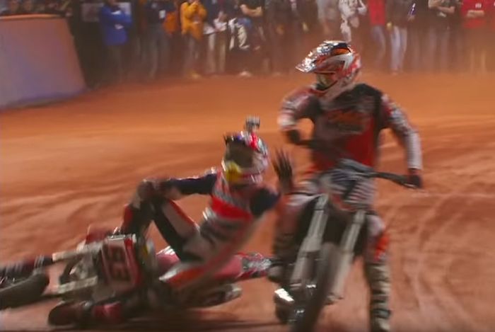 Marc Marquez langsung tersungkur setelah terjadi kontak dengan Brad Baker