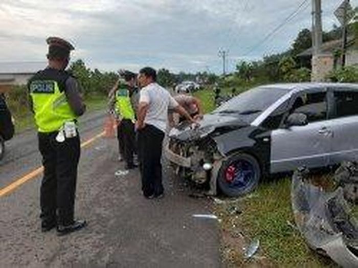 Polisi melakukan olah TKP kecelakaan Suzuki SX4 terjang Honda Scoopy dan Toyota Kijang Kapsul di Bangka Tengah