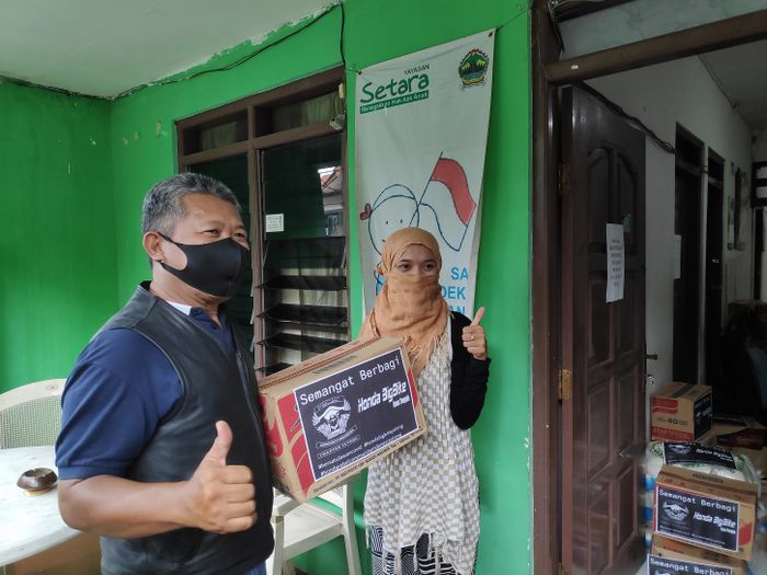 Penyerahan sembako Komunitas Honda Big Bike Jateng  bersama Honda Rebel Community Indonesia (HRCI) Chapter Jateng.