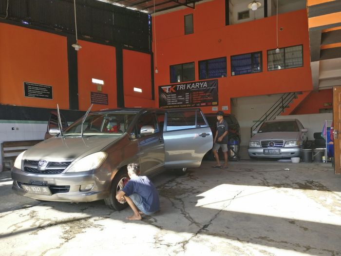 Pekerja Trikarya Carwash and Detailing yang bekerja di tengah pandemi Covid-19