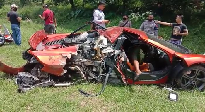 McLaren MP4 12C hancur berantakan di bahu jalan TOL Jagorawi siang ini (3/5/2020).