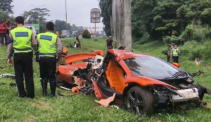 Sebuah McLaren nyaris tak berbentuk usai alami kecelakaan di ruas Tol Jagorawi, Minggu (3/5/2020)