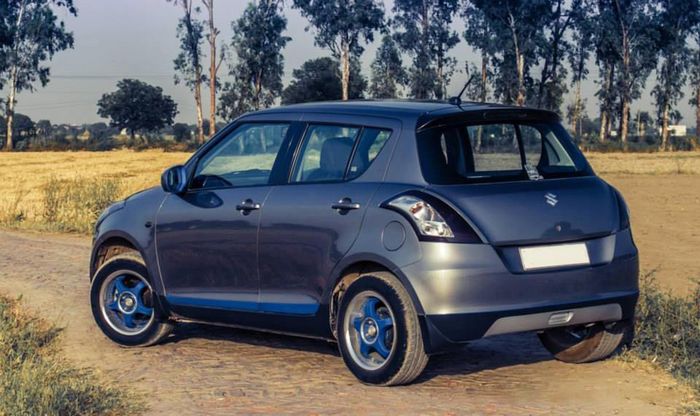 Tampilan samping Suzuki Swift bergaya racing