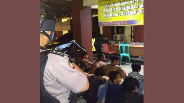 Belasan remaja diamankan aparat kepolisian karena menggelar balap liar di Kawasan Industri Delta Silicon 8, Cikarang, Kabupaten Bekasi, pada Sabtu (2/5/2020) malam.