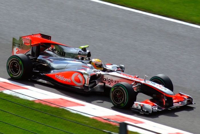 McLaren MP4-25 yang digunakan Jenson Button dan bermesin Mercedes