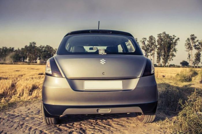 Tampilan belakang Suzuki Swift bergaya racing