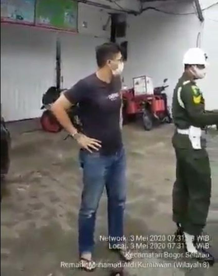 Seorang pria mengamuk tak terima istrinya diminta pindah tempat duduk di salah satu check point PSBB Kota Bogor, Minggu (3/5/2020)..