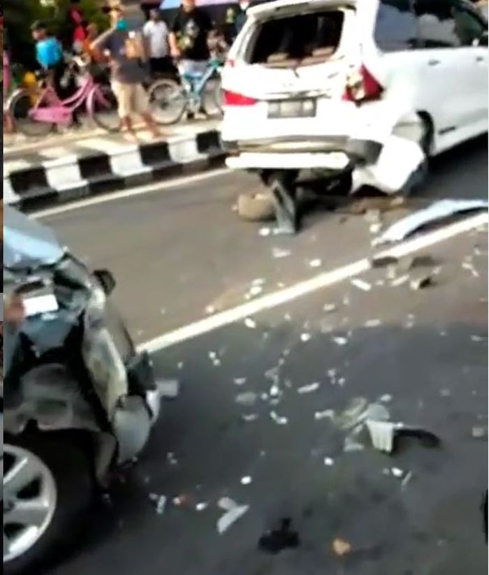 Kondisi  usai kecelakaan beruntun lima mobil di Sragen, Jawa Tengah
