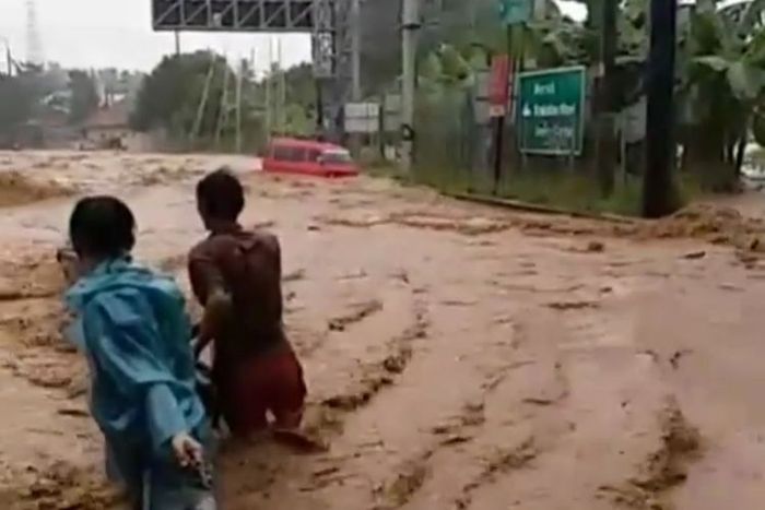 Cuplikan rekaman video banjir yang terjadi di sejumlah kawasan di Cilegon, Banten