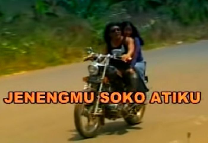 Yamaha Virago di salah satu adegan videoklip lagu Sewu Kuto ciptaan Didi Kempot