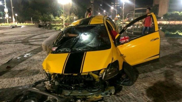 Toyota Vios Limo berantakan usai hajar pembatas kolam bundaran HI, Jl Thamrin, Jakarta Pusat