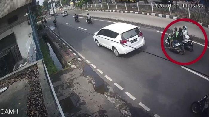 Kedua penjambret saat memepet motor korbannya di di Jalan Roa Malaka, Tambora, Jakarta Barat terekam CCTV.  