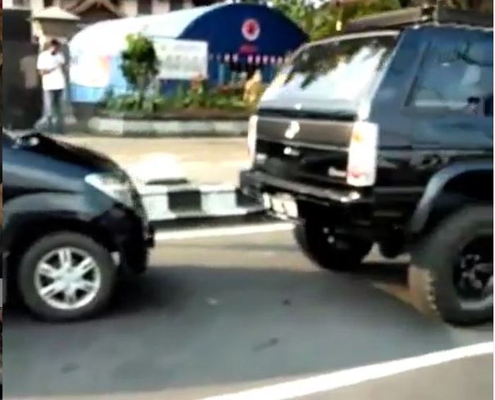 Nissan Terrano yang terlibat kecelakaan beruntun di depan alun-alun Sasono Langen Putra Sragen, Jawa Tengah