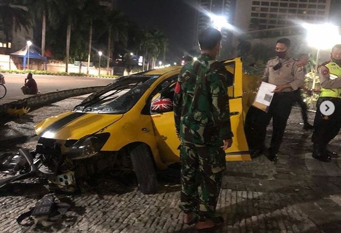 Toyota Vios Limo amburadul terjang pembatas kolam bundaran HI, Jl Thamrin, Jakarta Pusat
