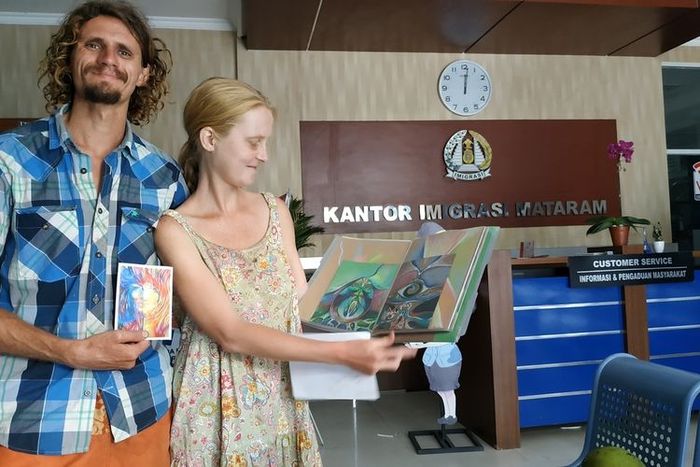 Pasangan WNA Rusia Mikhail Bondarek (29) dan Ekaterina (29) menunjukkan repro lukisan Ekaterina di Rusia yang mengunakan Kanvas dan acrilic. Termaauk puluhan lukisannya kecilnya di kertas. Ekaterina adalah perupa dati Rusia.