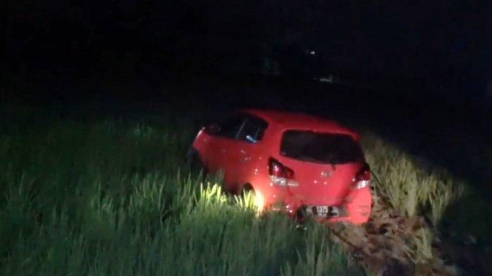 Mobil milik korban nyungsep di tengah sawah Desa Tungkulrejo, Kecamatan Padas, Kabupaten Ngawi, Minggu (3/5) malam. (Doni Prasetyo)