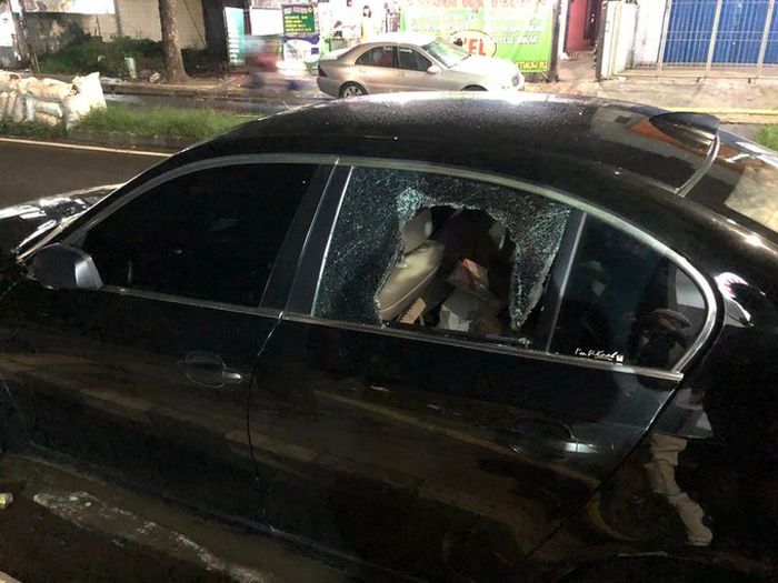 Mobil milik dr Tirta yang mengalami pencurian dengan modus pecah kaca di kawasan BSD, Serpong, Tangerang, Selasa (5/5/2020)