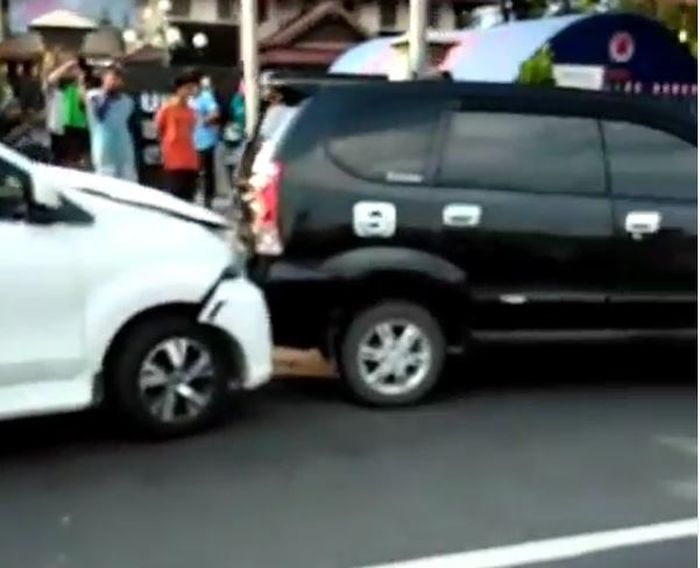 Daihatsu Xenia sundul Toyota Avanza hitam dalam insiden kecelakaan beruntun lima mobil di Sragen, Jawa Tengah
