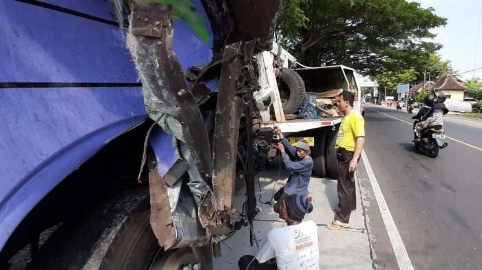 Proses evakuas bus PO Restu Mulya yang kecelakaan adu banteng dengan truk di Probolinggo, Jawa Timur