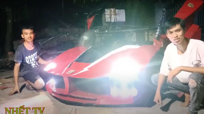Tampak depan Ferrari KW saat lampu LED dinyalakan
