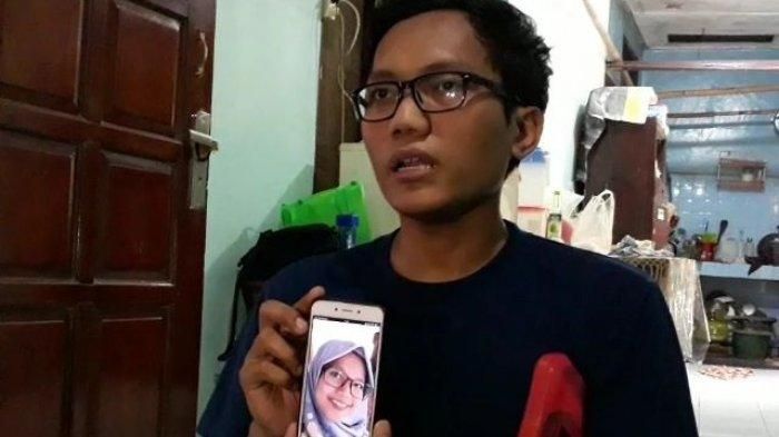 Amirudin Hakim saat menunujukkan foto Muthia Nabila (22) semasa hidup di Jatinegara, Jakarta Timur, Selasa (5/5/2020). 