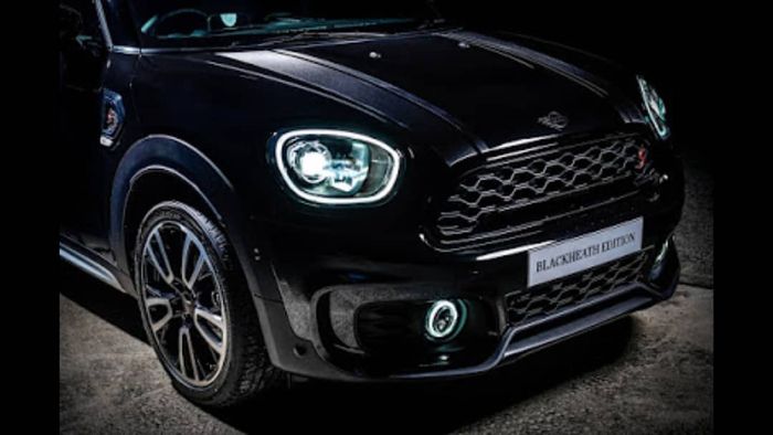 Stiker di kap MINI Cooper S Countryman Blackheath Edition berwarna silver 