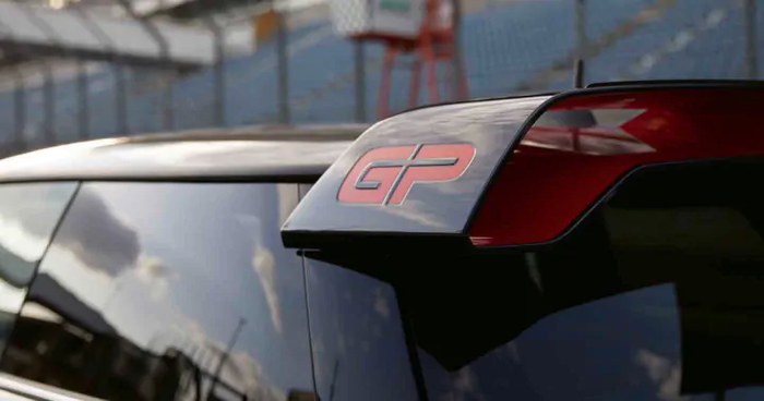 Wing ekstra besar lengkap dengan logo GP diambil dari mobil konsep