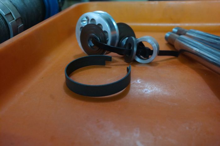 Wearband syl, menjaga piston sokbreker dari gesekan.